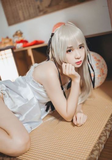 她唇之下