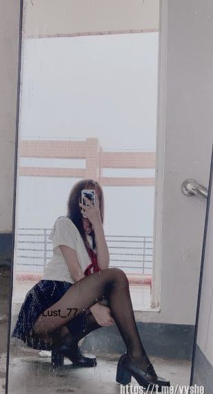 《穿长筒袜的有夫之妇》